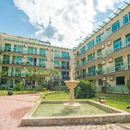 Clara Apartahotel