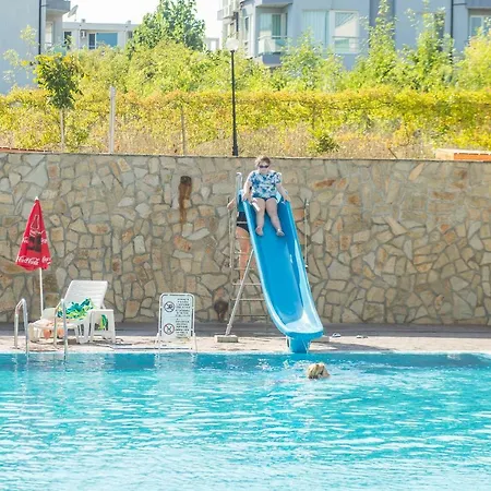 Clara Apartahotel